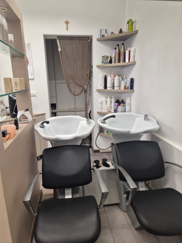 ATTIVITA' COMMERCIALE DI PARRUCCHIERE IN VENDITA A VICENZA, QUARTIERE SANTA BERTILLA - Rif. 8303
...