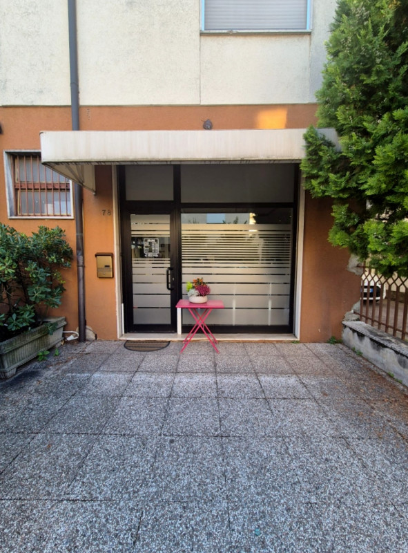 ATTIVITA' COMMERCIALE DI PARRUCCHIERE IN VENDITA A VICENZA, QUARTIERE SANTA BERTILLA - Rif. 8303
...