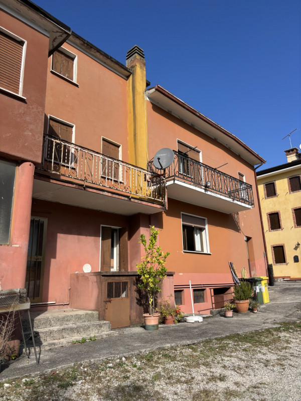 Situata nel cuore di Sarmede, questa casa singola rappresenta un’interessante opportunità per chi...