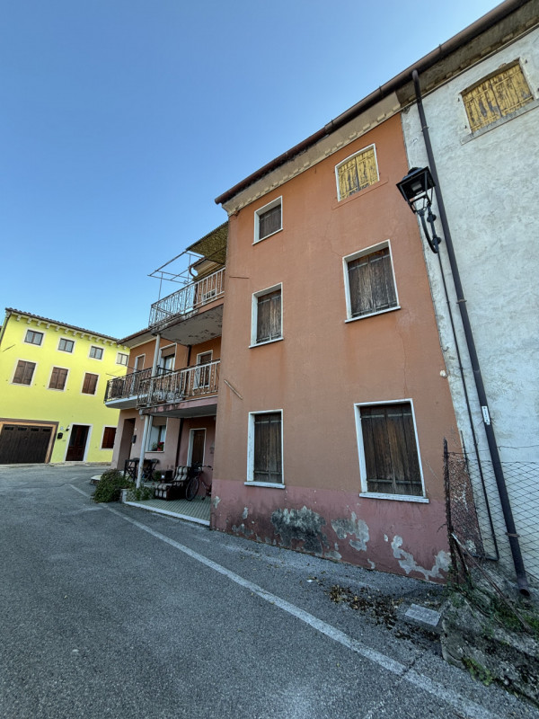 Situata nel cuore di Sarmede, questa casa singola rappresenta un’interessante opportunità per chi...