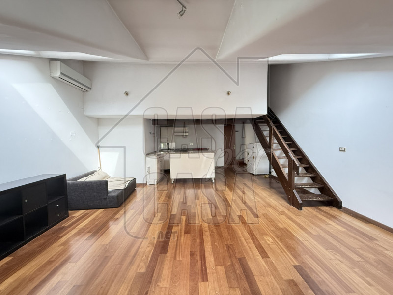 Scopri questo appartamento duplex situato nella rinomata zona di Savonarola, una delle aree più a...