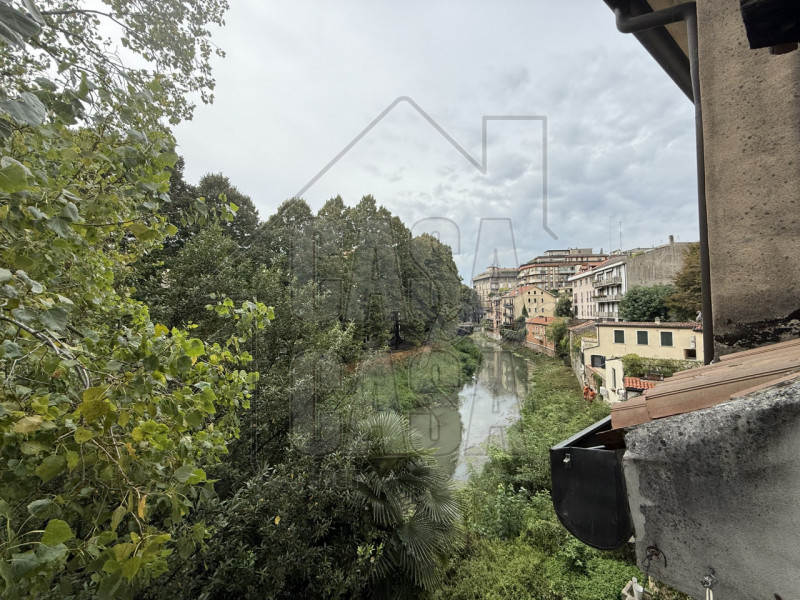 Scopri questo appartamento duplex situato nella rinomata zona di Savonarola, una delle aree più a...