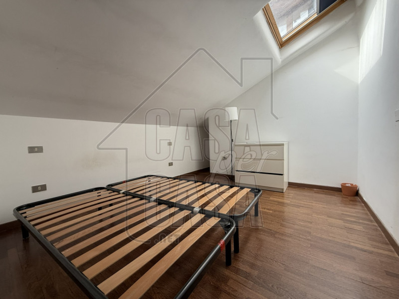 Scopri questo appartamento duplex situato nella rinomata zona di Savonarola, una delle aree più a...