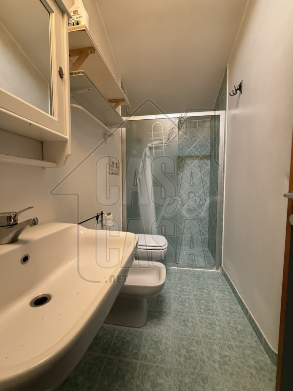 Scopri questo appartamento duplex situato nella rinomata zona di Savonarola, una delle aree più a...