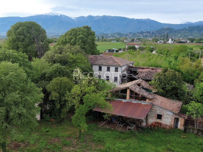 Rif. V5383 - Altivole, località San Vito, affascinante rustico di generose dimensioni completamen...
