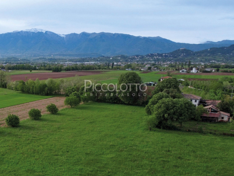 Rif. V5383 - Altivole, località San Vito, affascinante rustico di generose dimensioni completamen...