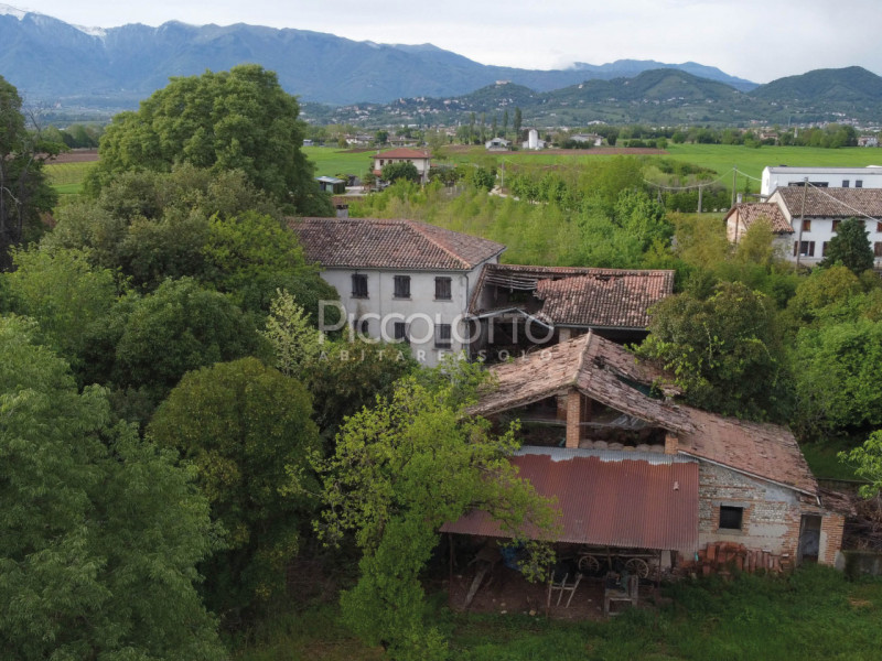 Rif. V5383 - Altivole, località San Vito, affascinante rustico di generose dimensioni completamen...