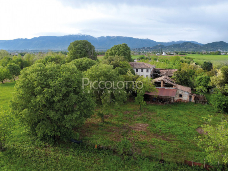 Rif. V5383 - Altivole, località San Vito, affascinante rustico di generose dimensioni completamen...