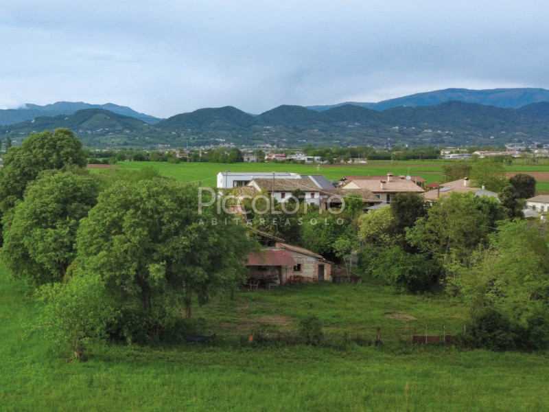 Rif. V5383 - Altivole, località San Vito, affascinante rustico di generose dimensioni completamen...