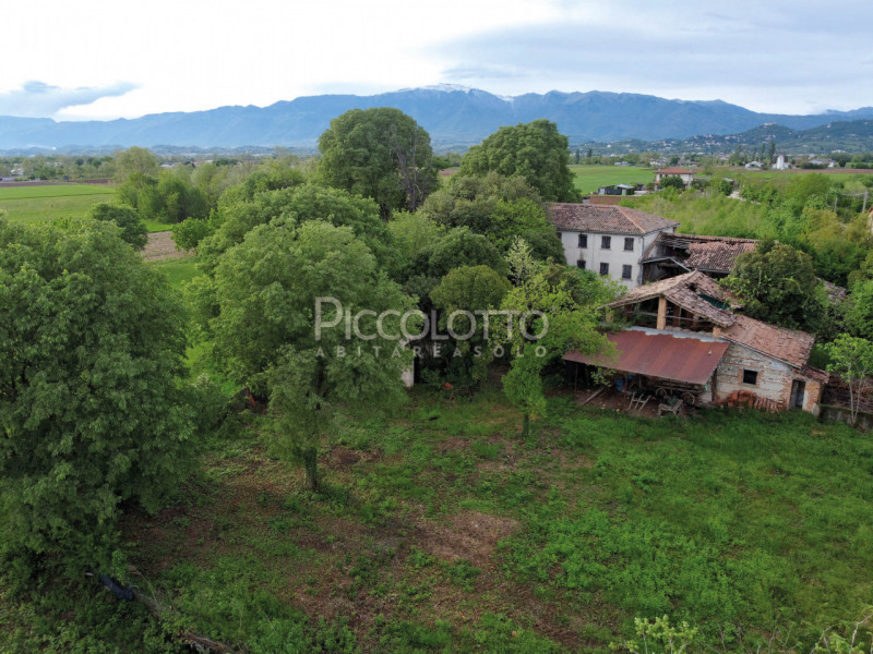 Rif. V5383 - Altivole, località San Vito, affascinante rustico di generose dimensioni completamen...