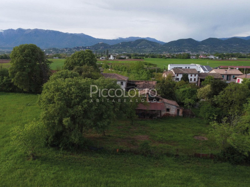 Rif. V5383 - Altivole, località San Vito, affascinante rustico di generose dimensioni completamen...