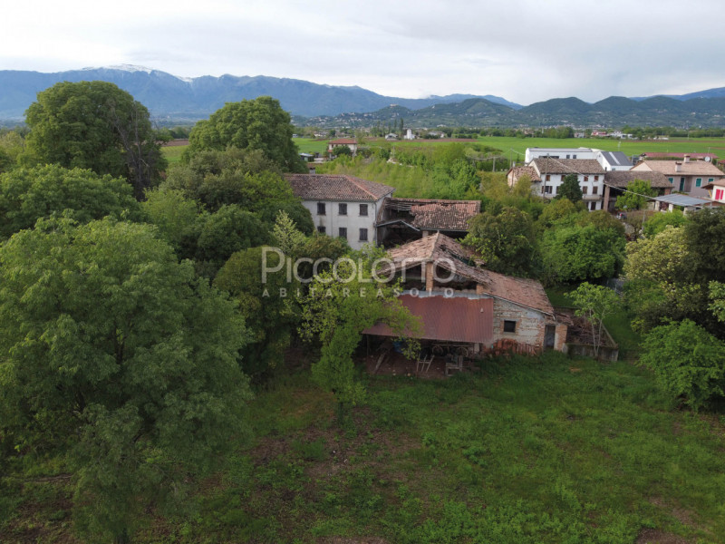 Rif. V5383 - Altivole, località San Vito, affascinante rustico di generose dimensioni completamen...