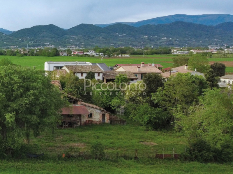 Rif. V5383 - Altivole, località San Vito, affascinante rustico di generose dimensioni completamen...