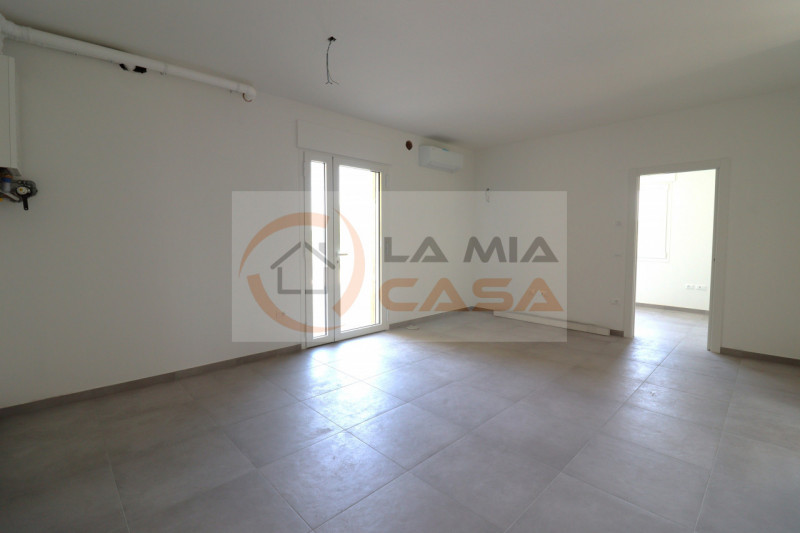 CAMPOLONGO: appartamento trilocale completamente ristrutturato situato nel comune di Campolongo M...