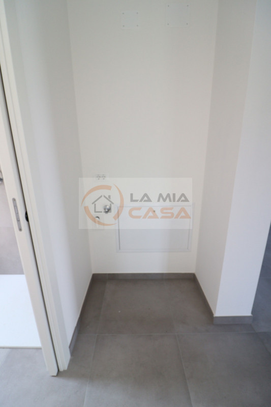 CAMPOLONGO: appartamento trilocale completamente ristrutturato situato nel comune di Campolongo M...