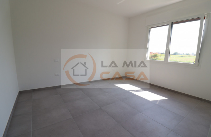 CAMPOLONGO: appartamento trilocale completamente ristrutturato situato nel comune di Campolongo M...