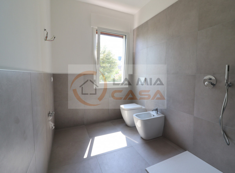 CAMPOLONGO: appartamento trilocale completamente ristrutturato situato nel comune di Campolongo M...