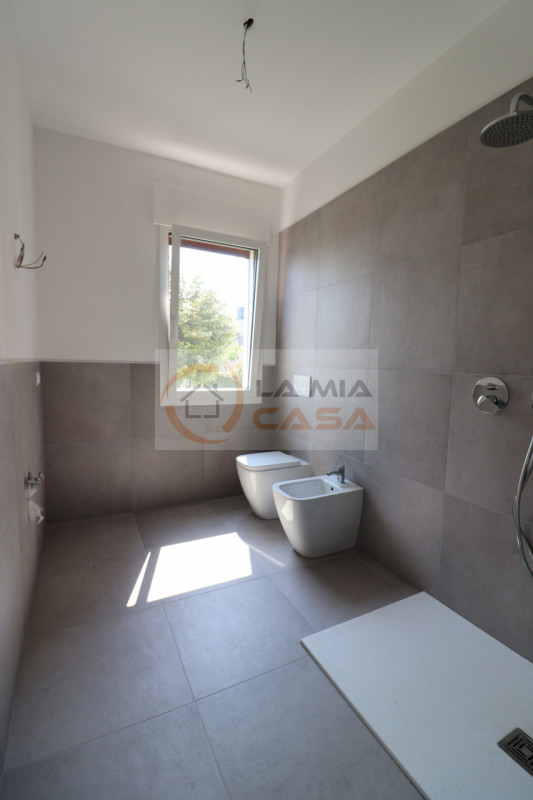 CAMPOLONGO: appartamento trilocale completamente ristrutturato situato nel comune di Campolongo M...