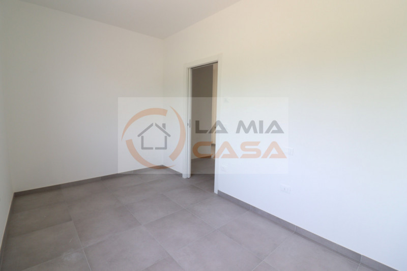 CAMPOLONGO: appartamento trilocale completamente ristrutturato situato nel comune di Campolongo M...