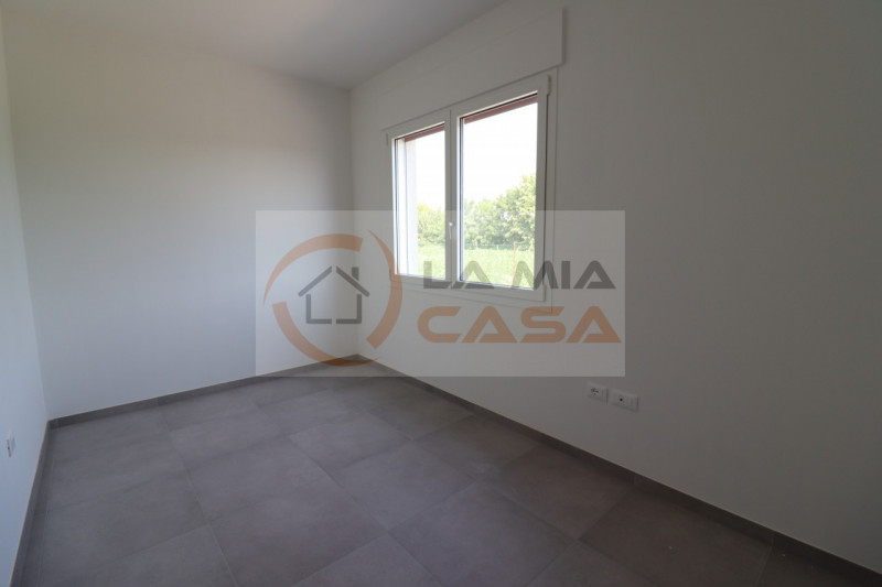 CAMPOLONGO: appartamento trilocale completamente ristrutturato situato nel comune di Campolongo M...