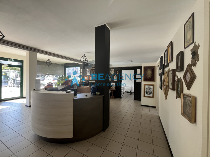 Sei alla ricerca di un immobile commerciale per la tua attività? Proponiamo in affitto una soluzi...