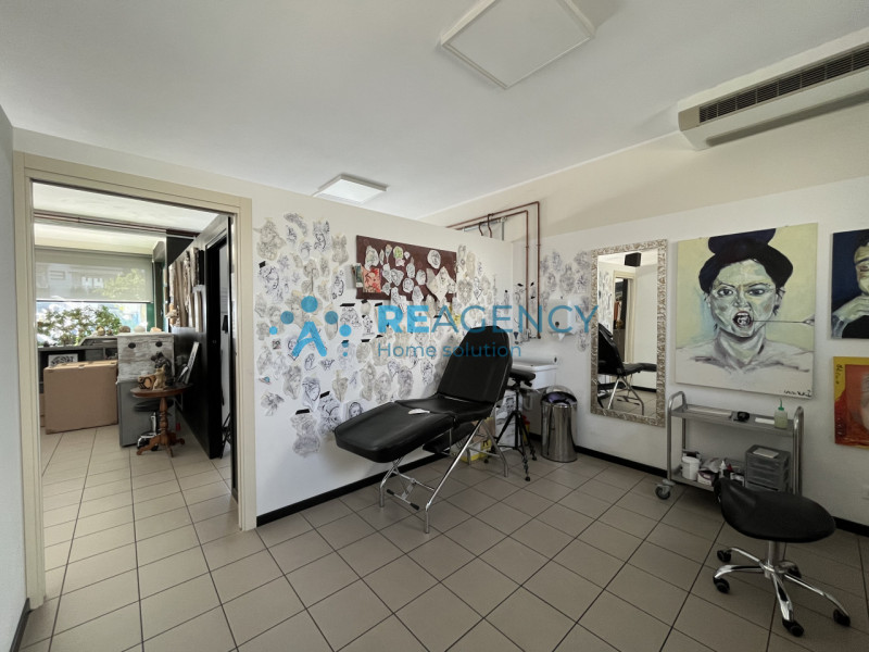 Sei alla ricerca di un immobile commerciale per la tua attività? Proponiamo in affitto una soluzi...