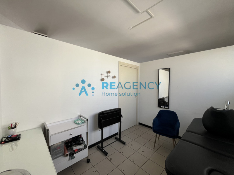 Sei alla ricerca di un immobile commerciale per la tua attività? Proponiamo in affitto una soluzi...