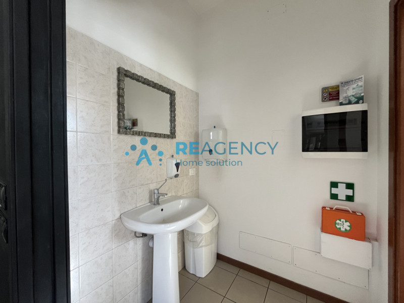 Sei alla ricerca di un immobile commerciale per la tua attività? Proponiamo in affitto una soluzi...