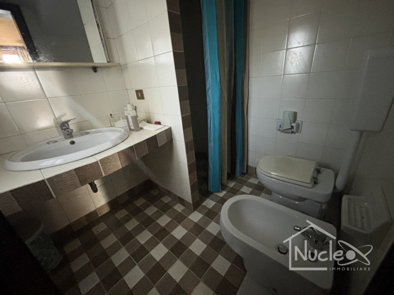 Si propone in vendita in zona comoda ai servizi e alle principali arterie di comunicazione, casa ...