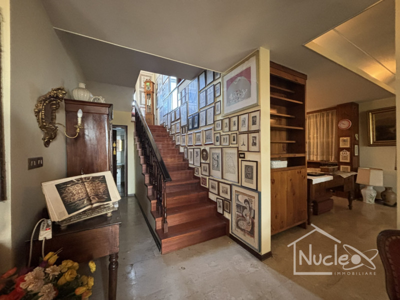 Si propone in vendita in zona comoda ai servizi e alle principali arterie di comunicazione, casa ...