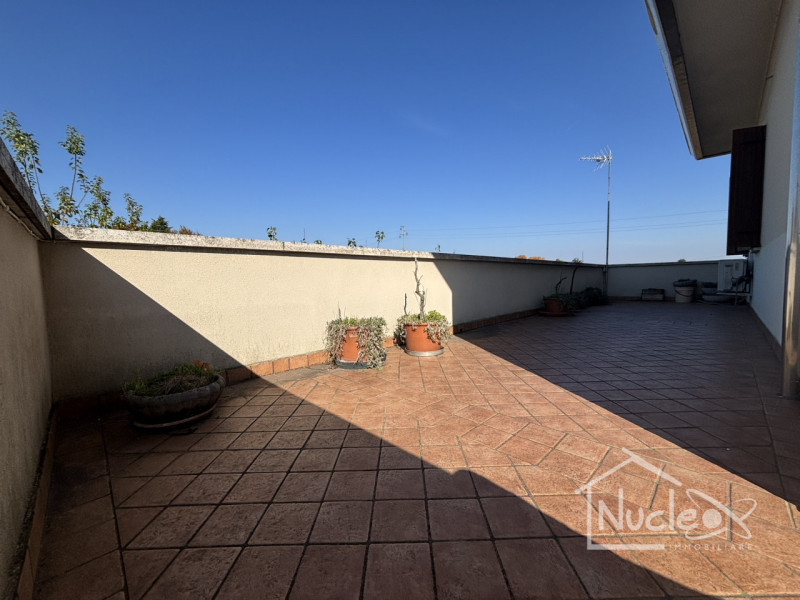 Si propone in vendita in zona comoda ai servizi e alle principali arterie di comunicazione, casa ...