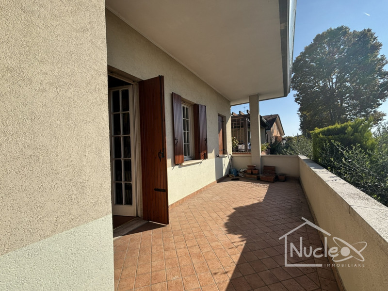 Si propone in vendita in zona comoda ai servizi e alle principali arterie di comunicazione, casa ...