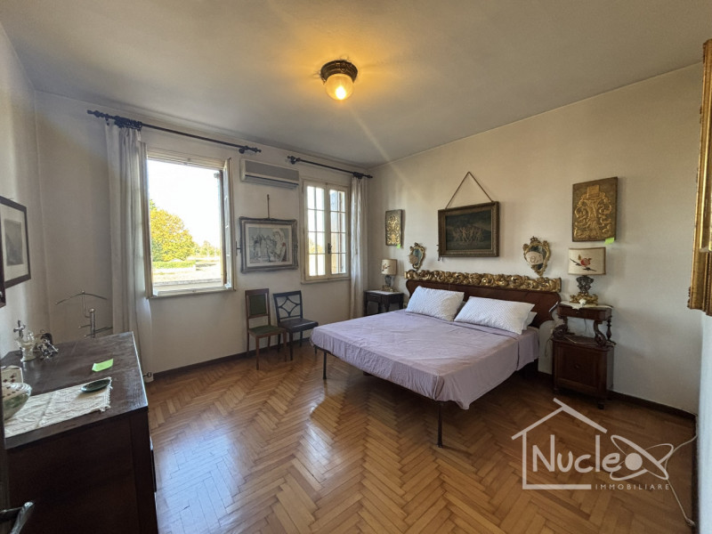 Si propone in vendita in zona comoda ai servizi e alle principali arterie di comunicazione, casa ...