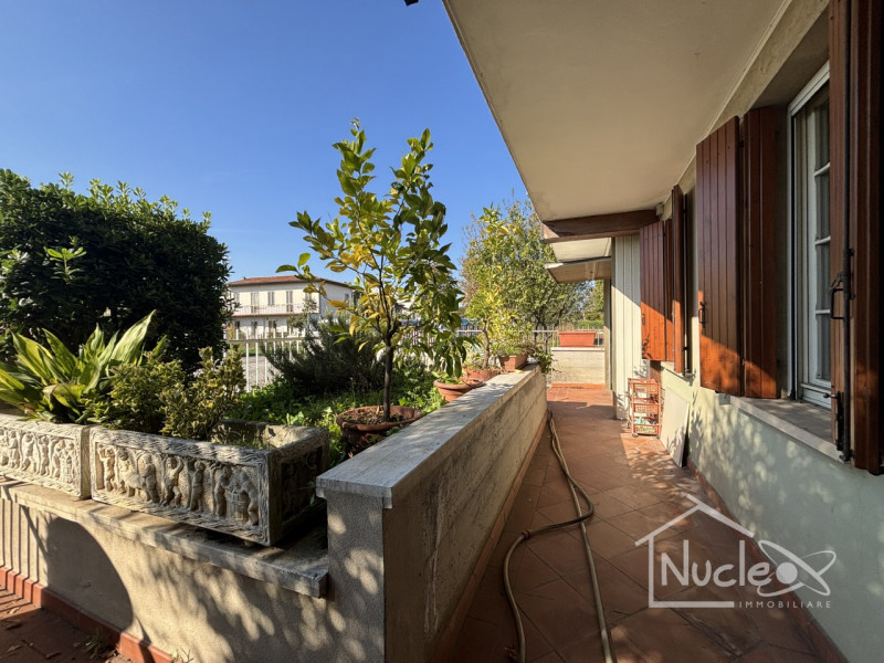 Si propone in vendita in zona comoda ai servizi e alle principali arterie di comunicazione, casa ...