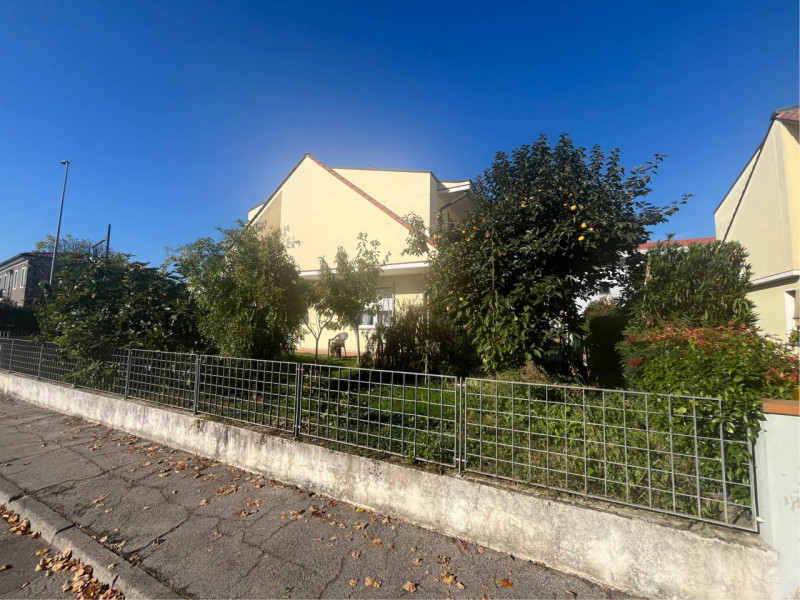 RIF:OM38 MESTRINO ZONA CENTRALE Proponiamo in vendita casa singola di ampia metratura con giardin...