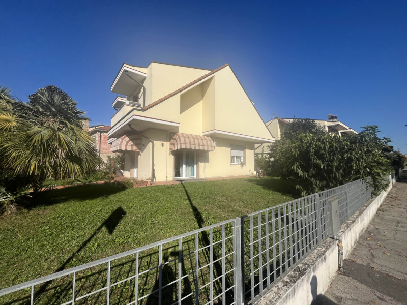 RIF:OM38 MESTRINO ZONA CENTRALE Proponiamo in vendita casa singola di ampia metratura con giardin...