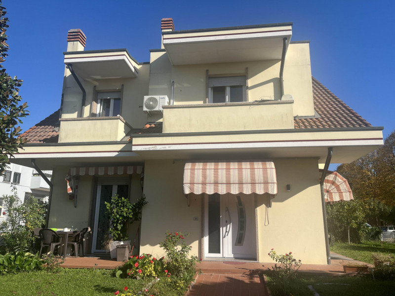 RIF:OM38 MESTRINO ZONA CENTRALE Proponiamo in vendita casa singola di ampia metratura con giardin...