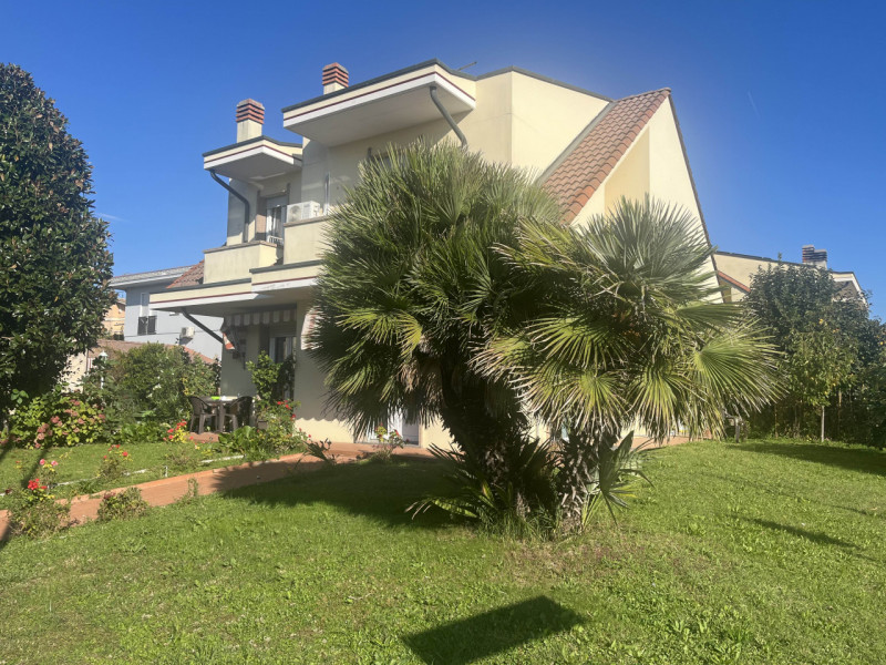 RIF:OM38 MESTRINO ZONA CENTRALE Proponiamo in vendita casa singola di ampia metratura con giardin...