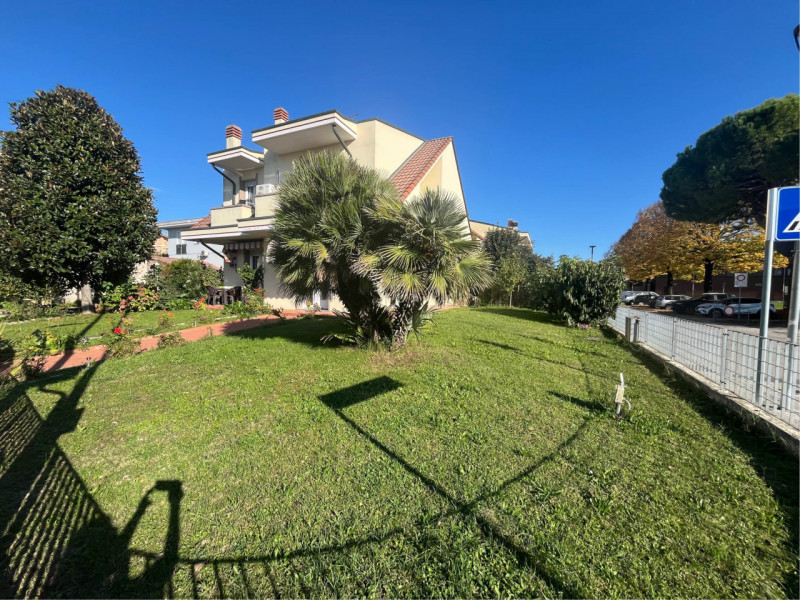 RIF:OM38 MESTRINO ZONA CENTRALE Proponiamo in vendita casa singola di ampia metratura con giardin...