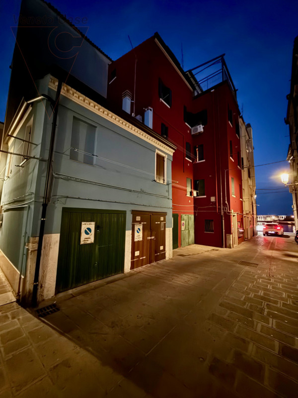 Su classica calle chioggiotta, nella zona di San Domenico, a due passi dalla caratteristica riva ...