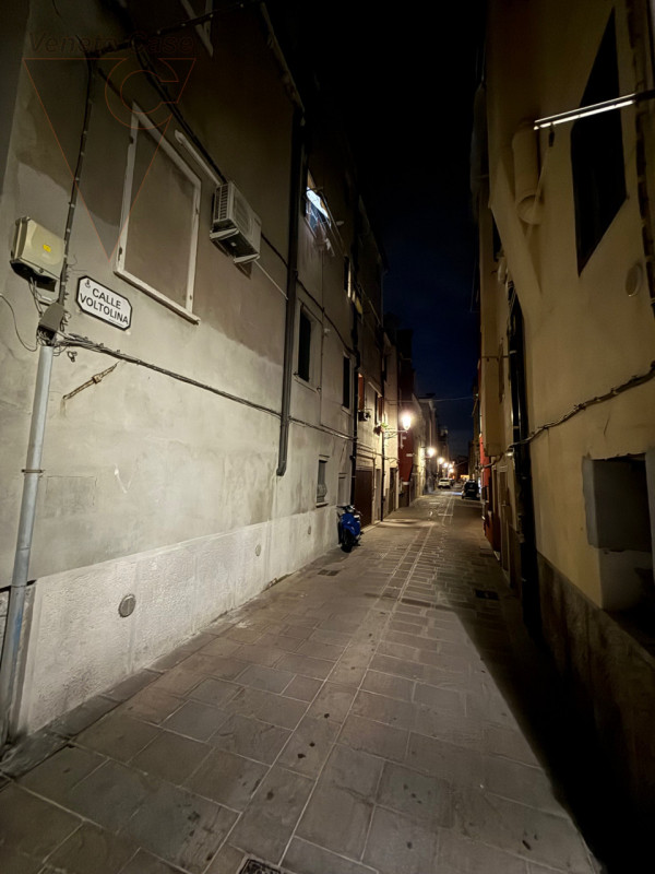 Su classica calle chioggiotta, nella zona di San Domenico, a due passi dalla caratteristica riva ...