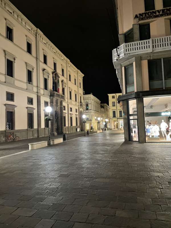 PADOVA CENTRO, in zona di alto passaggio veicolare e pedonale, con buona possibilità di parcheggi...