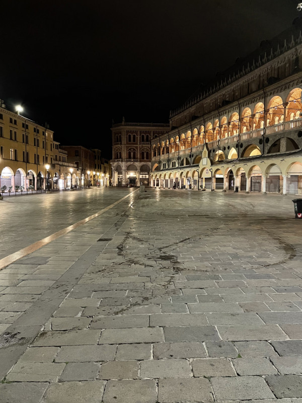 Scopri un'opportunità unica per il tuo business nel cuore pulsante di Padova! Proponiamo in affit...