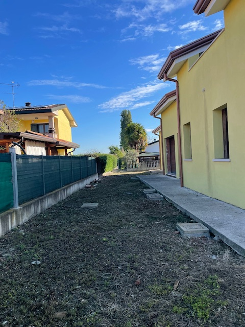 Tra le varie soluzioni presenti nel mercato, oggi vi proponiamo un'abitazione unica nel suo gener...