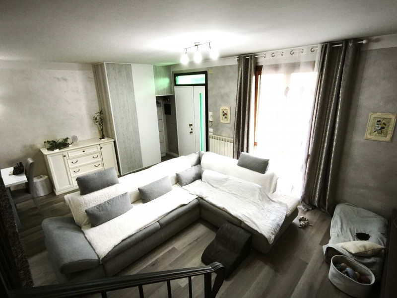 Proponiamo in vendita una splendida porzione centrale di casa a schiera situata nella ricercata z...