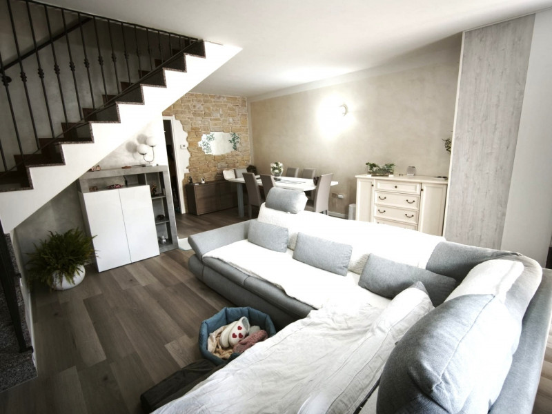 Proponiamo in vendita una splendida porzione centrale di casa a schiera situata nella ricercata z...