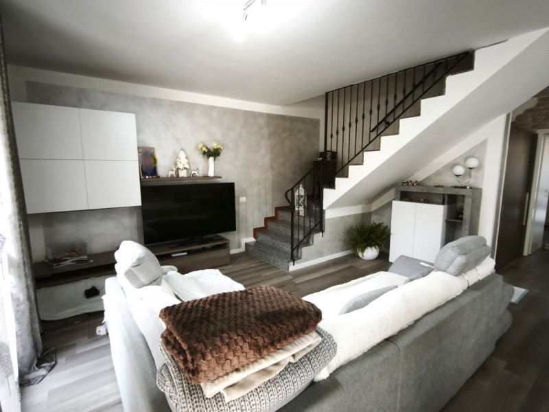 Proponiamo in vendita una splendida porzione centrale di casa a schiera situata nella ricercata z...