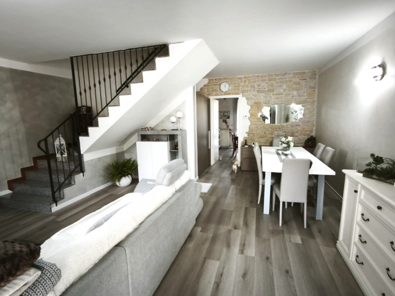 Proponiamo in vendita una splendida porzione centrale di casa a schiera situata nella ricercata z...