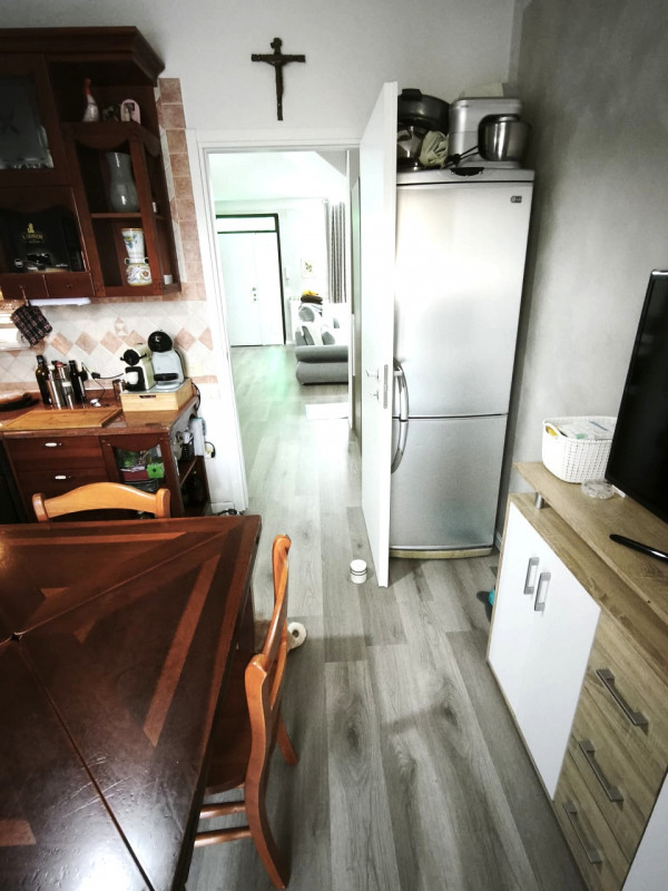 Proponiamo in vendita una splendida porzione centrale di casa a schiera situata nella ricercata z...