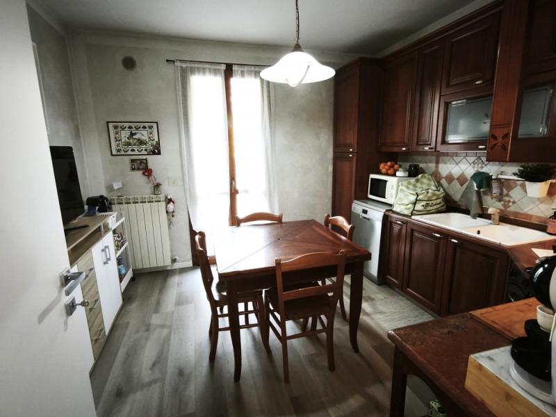 Proponiamo in vendita una splendida porzione centrale di casa a schiera situata nella ricercata z...